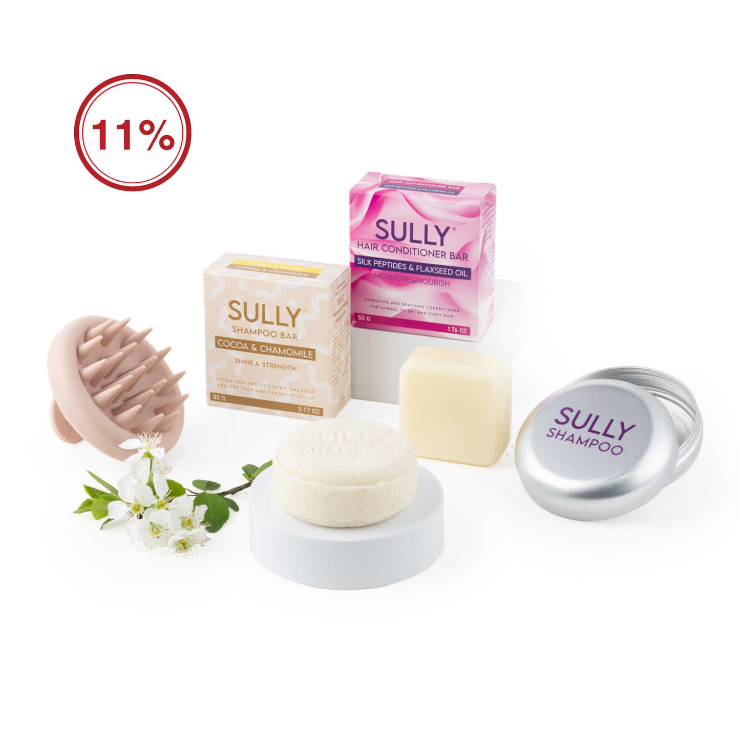 Комплект за суха и боядисана коса SULLY Naturals с твърд шампоан Какао и Лайка, твърд балсам с копринени пептиди и ленено масло, масажор за скалп и алуминиева кутийка за съхранение.