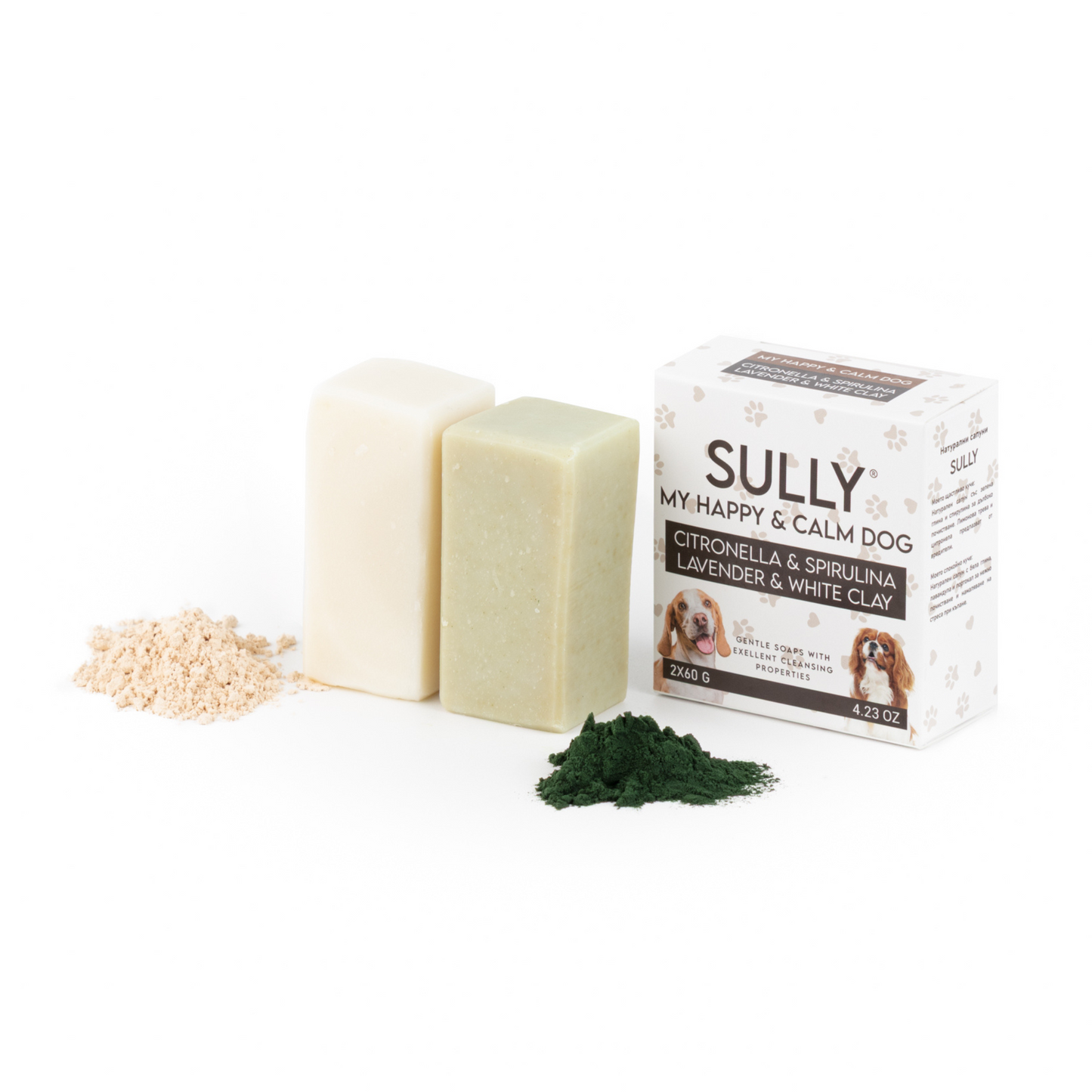 MY HAPPY & CALM DOG – комплект от два натурални сапуна за кучета. Светъл и зелен сапун, поставени до бяла и зелена глина, с кутия с илюстрации на кучета. Опаковка от 2 x 60 g.