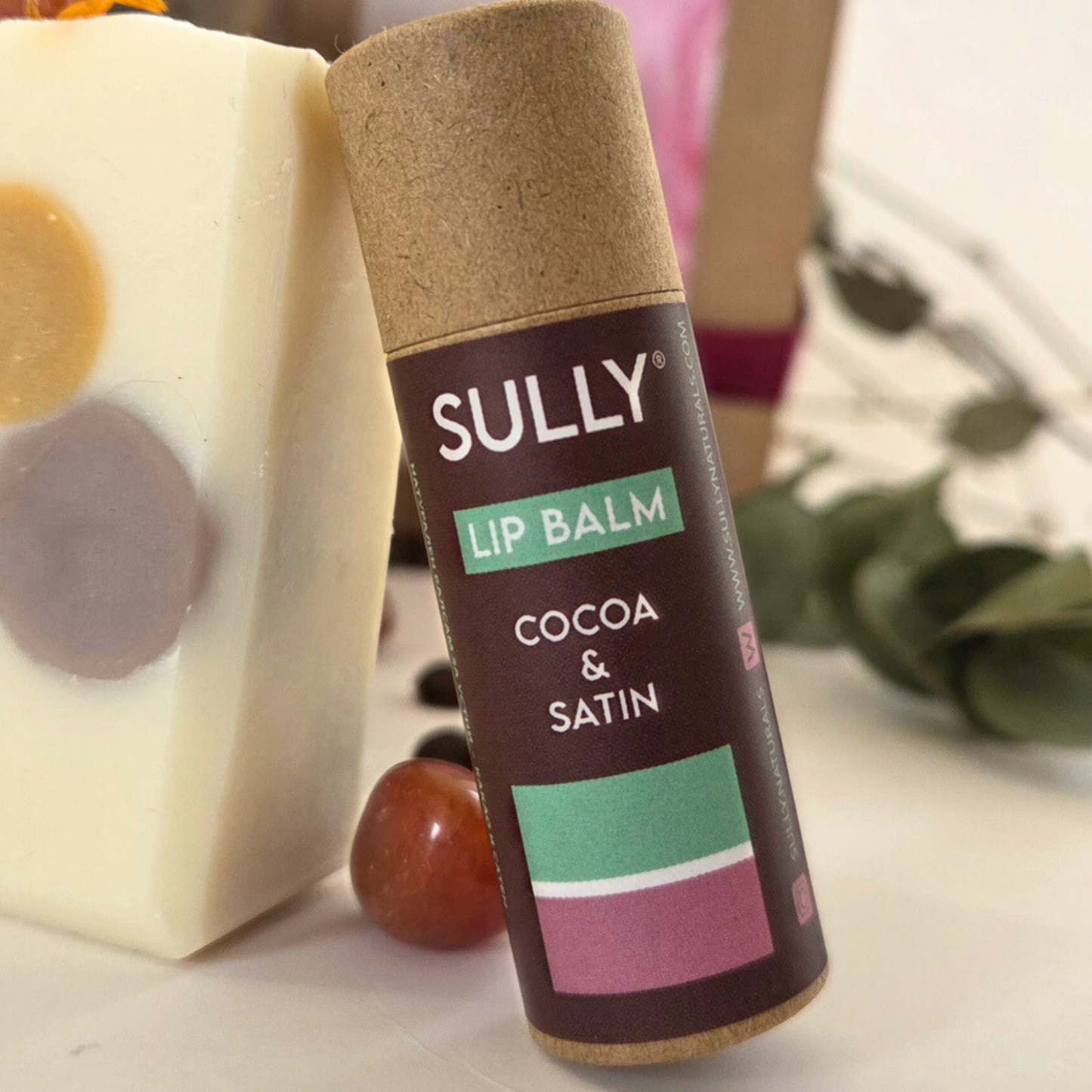 Балсам за устни „Какао и сатен“ на SULLY с натурални съставки и корнеол в подаръчен комплект