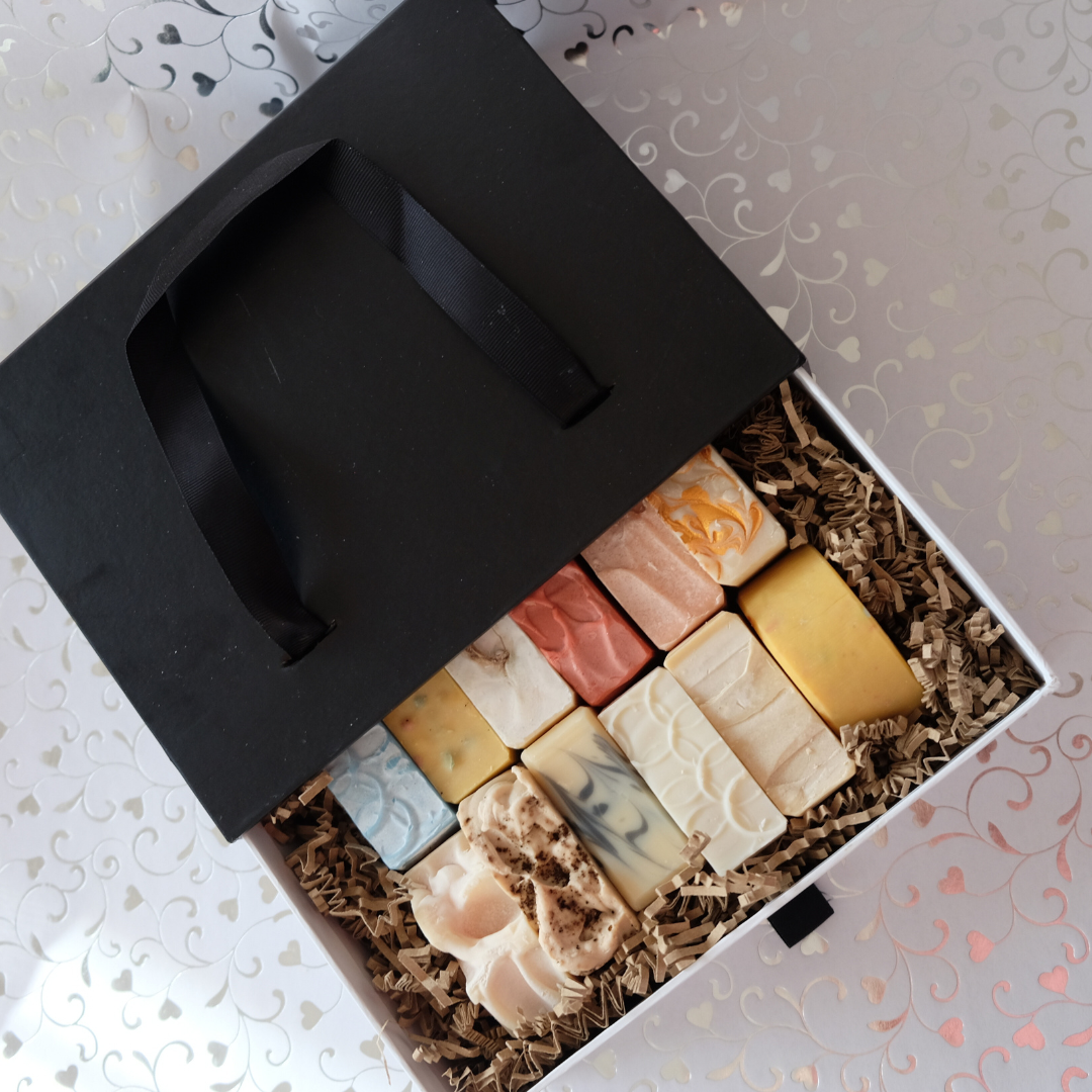 Елегантна подаръчна кутия SULLY с черен капак и дванайсет сапуна в нежни натурални цветове - изискан избор за празничен подарък.