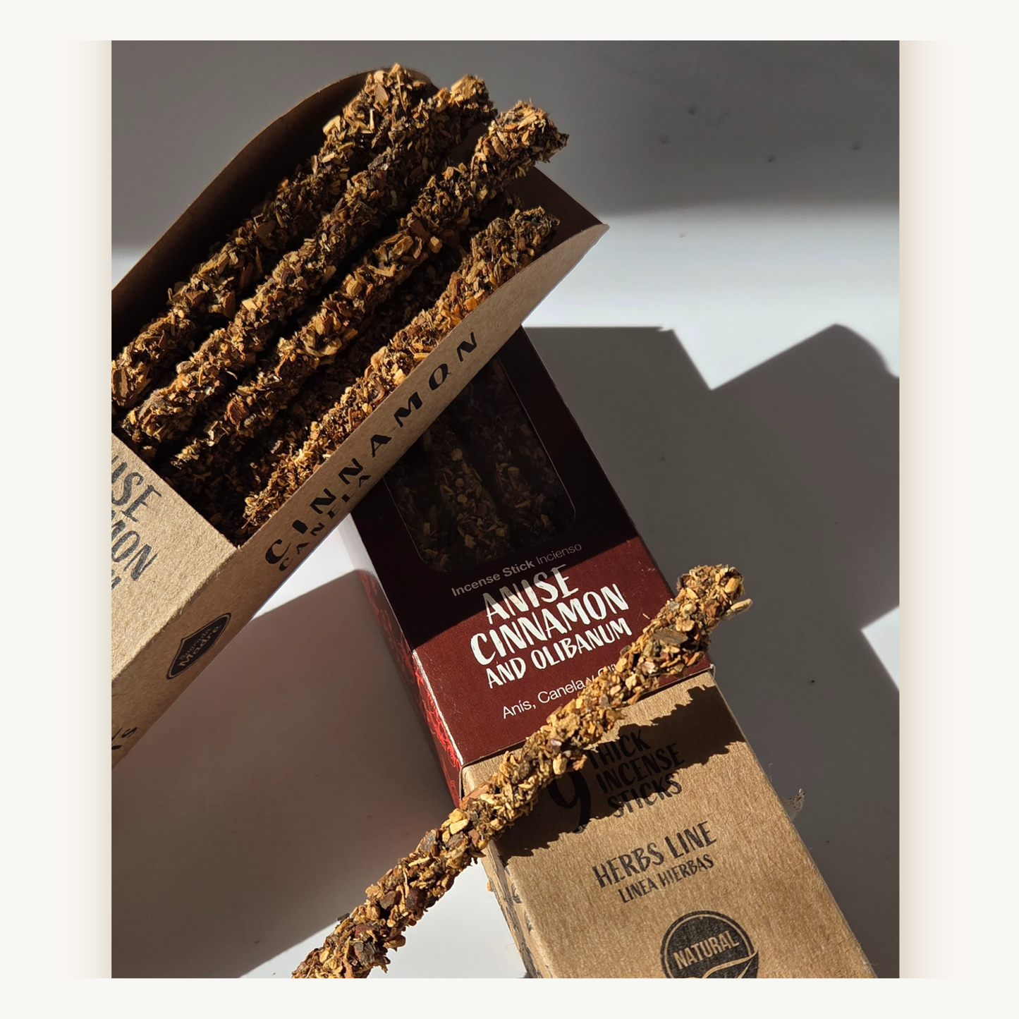 Отворена кутия с incense пръчици SULLY Sagrada Madre - Anise Cinnamon and Olibanum