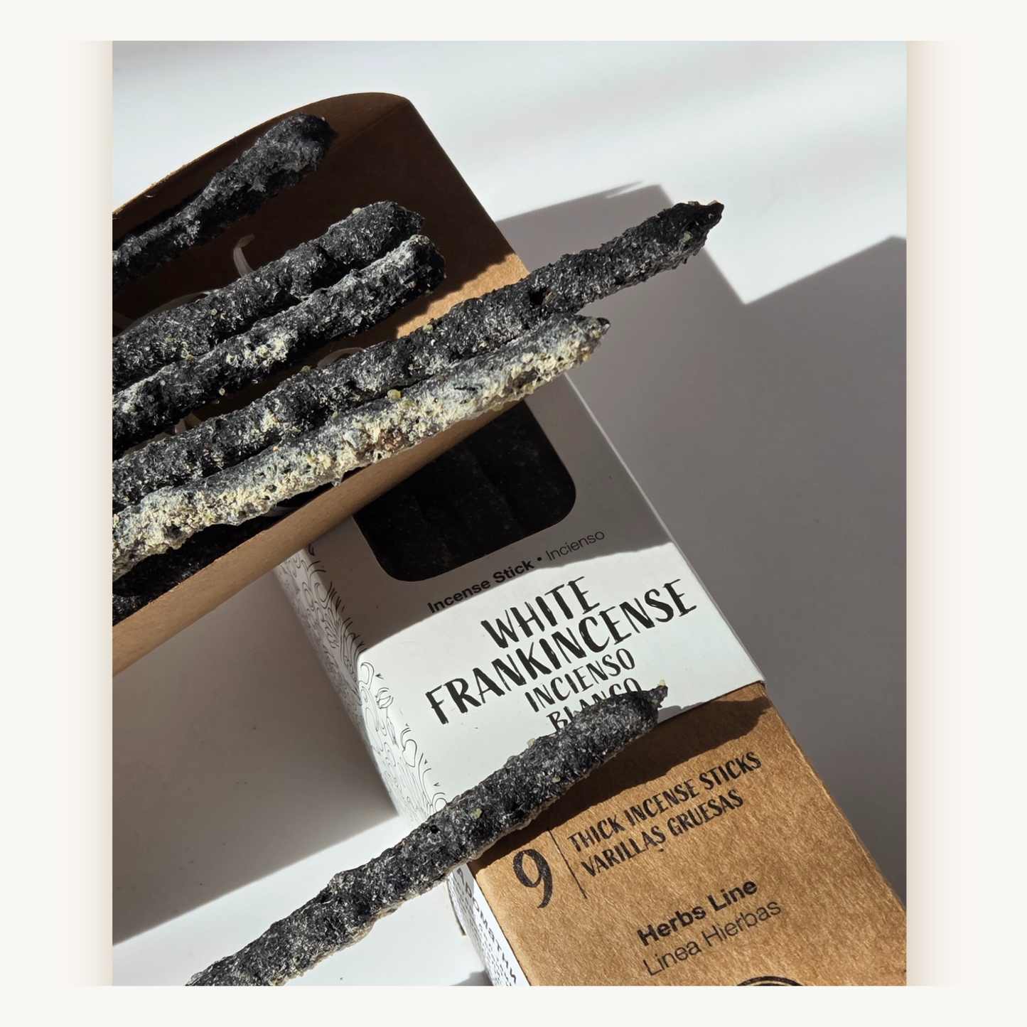 Отворена кутия с ароматни incense пръчици SULLY Sagrada Madre – White Frankincense