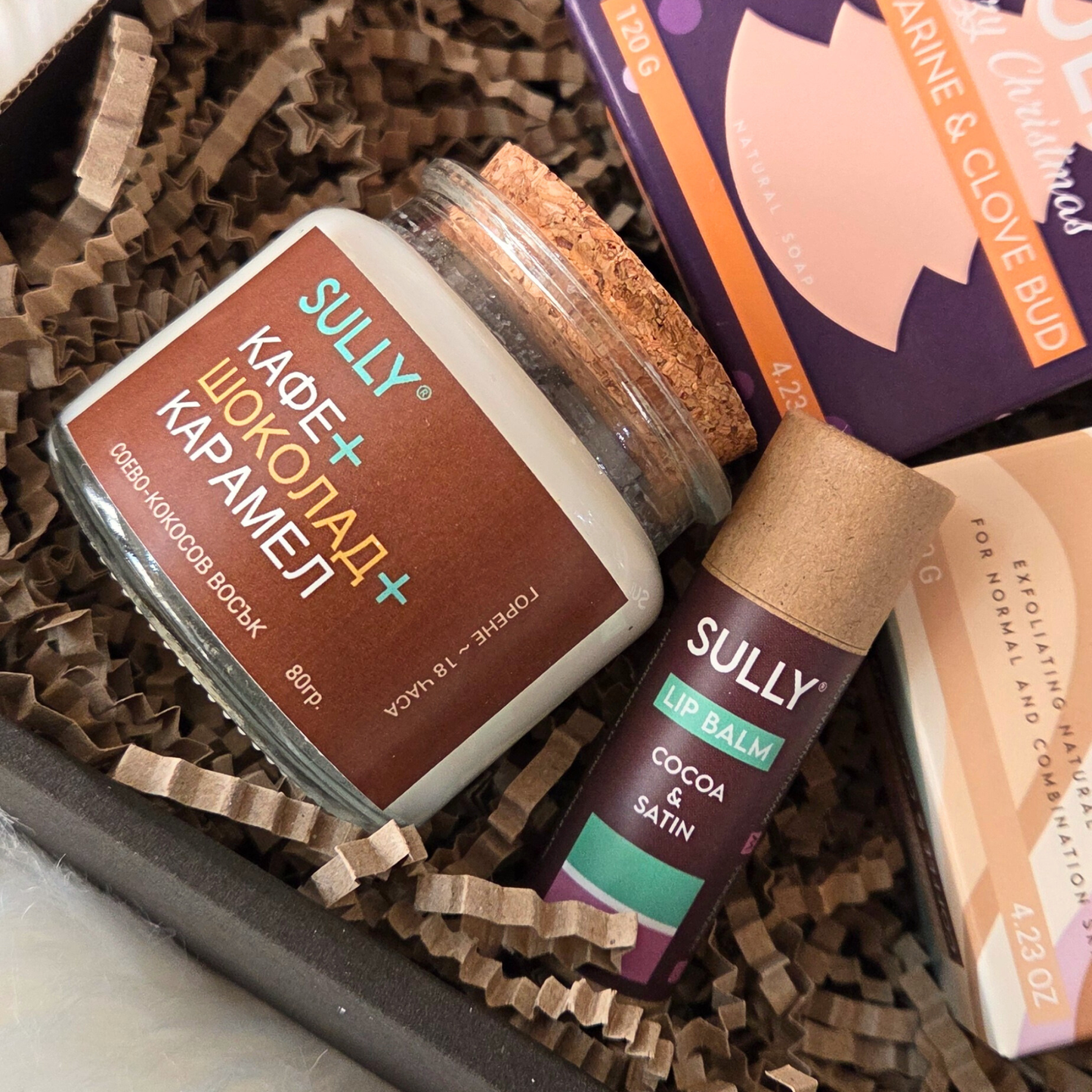 Свещ „Кафе, шоколад и карамел“ SULLY Naturals в подаръчна кутия с натурален балсам за устни Cocoa & Satin.
