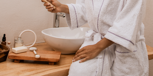 Спокоен момент на зимна грижа в банята с натурални продукти за кожа и коса, усещане за баланс и комфорт.