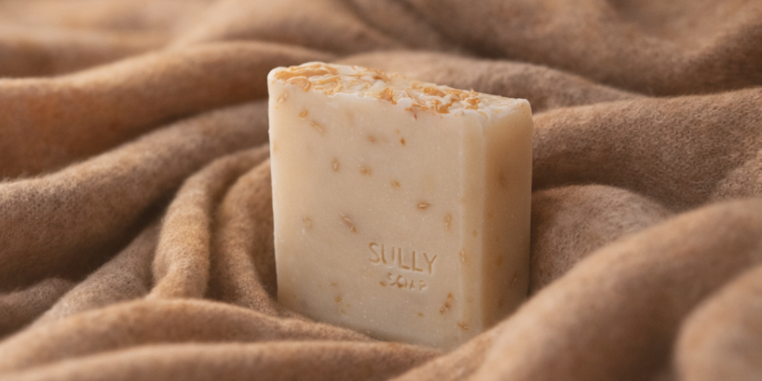 Натурален сапун SULLY, поставен върху мека текстилна повърхност в топли неутрални тонове, създаващ усещане за комфорт, спокойствие и ежедневна грижа.