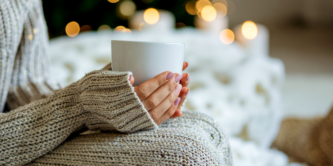 Женска зимна грижа у дома с натурални продукти за тяло и уют в спокойна атмосфера