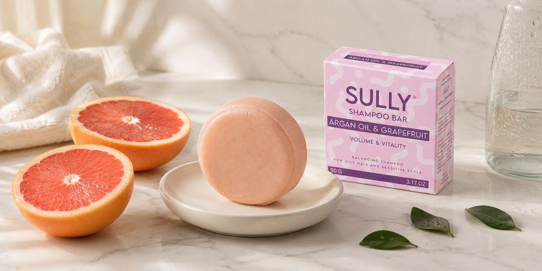 Твърд шампоан SULLY Naturals Арган и Грейпфрут за мазна коса на мраморна поставка с пресни грейпфрути и зелени листа