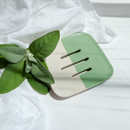 Комплект „Ароматна Коледа“ – три сапуна, три свещи фигурки и керамична сапунерка