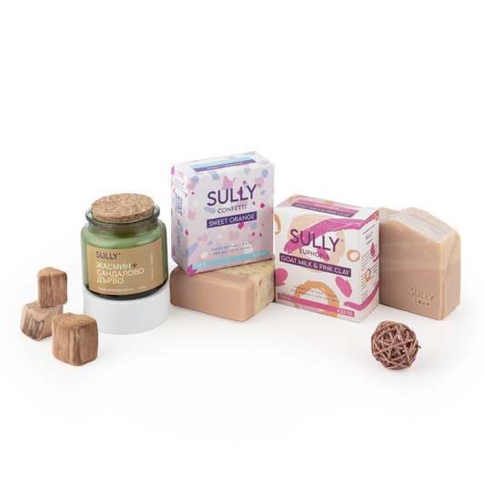 Комплект „Пет минути за мен“ от SULLY – натурални сапуни с бяла и розова глина и ароматна свещ с жасмин. Подходящ за чувствителна кожа и бърз self-care ритуал.