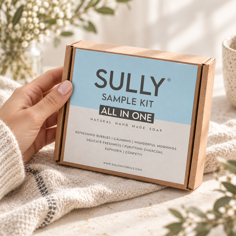 7 мини натурални сапуна "All in One" SULLY - пробен комплект в опаковка, държан в ръка