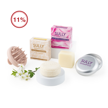 Комплект за суха и боядисана коса SULLY Naturals с твърд шампоан Какао и Лайка, твърд балсам с копринени пептиди и ленено масло, масажор за скалп и алуминиева кутийка за съхранение.