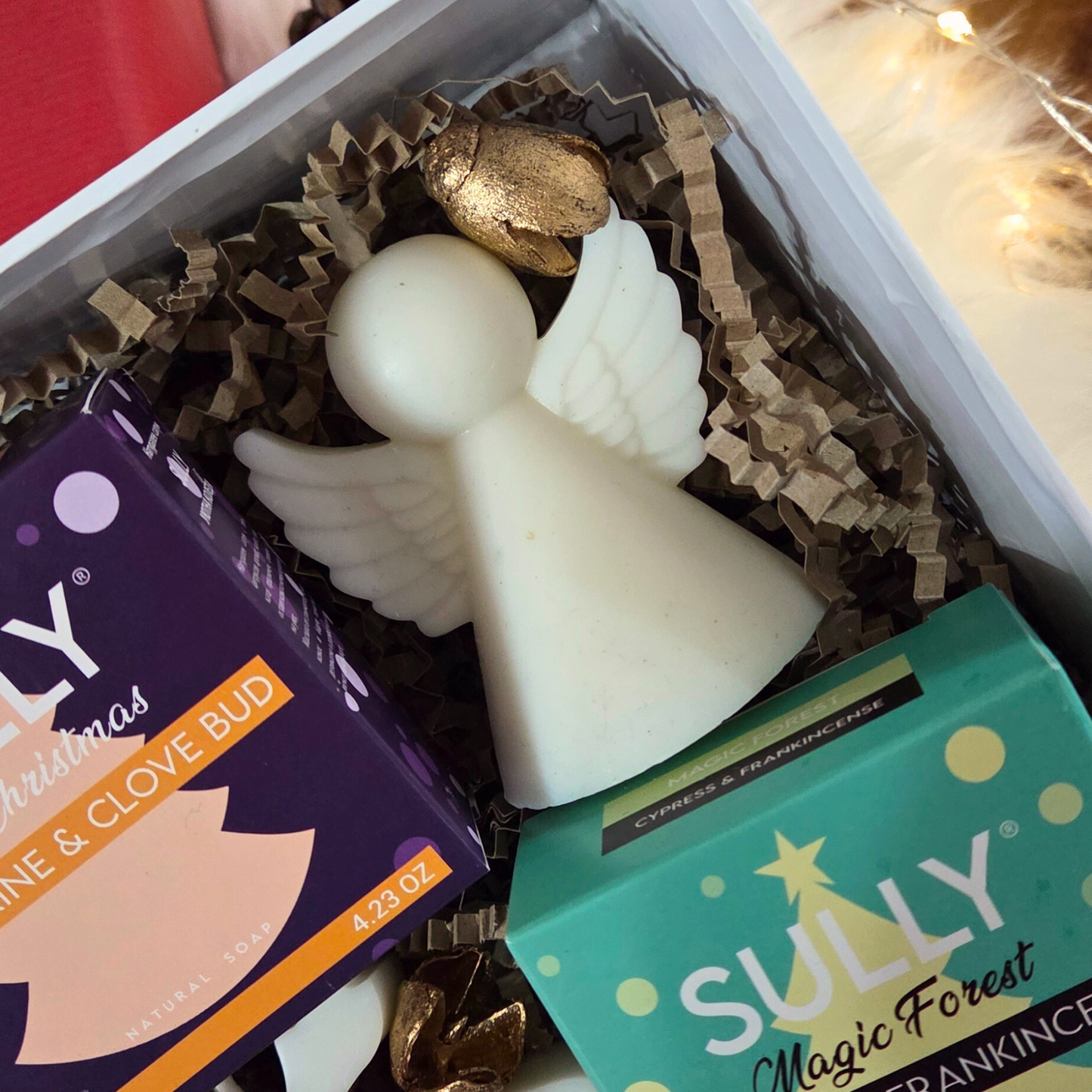 Ароматен комплект SULLY Naturals с коледни сапуни и свещи фигурки, подредени в празнична опаковка с картичка.