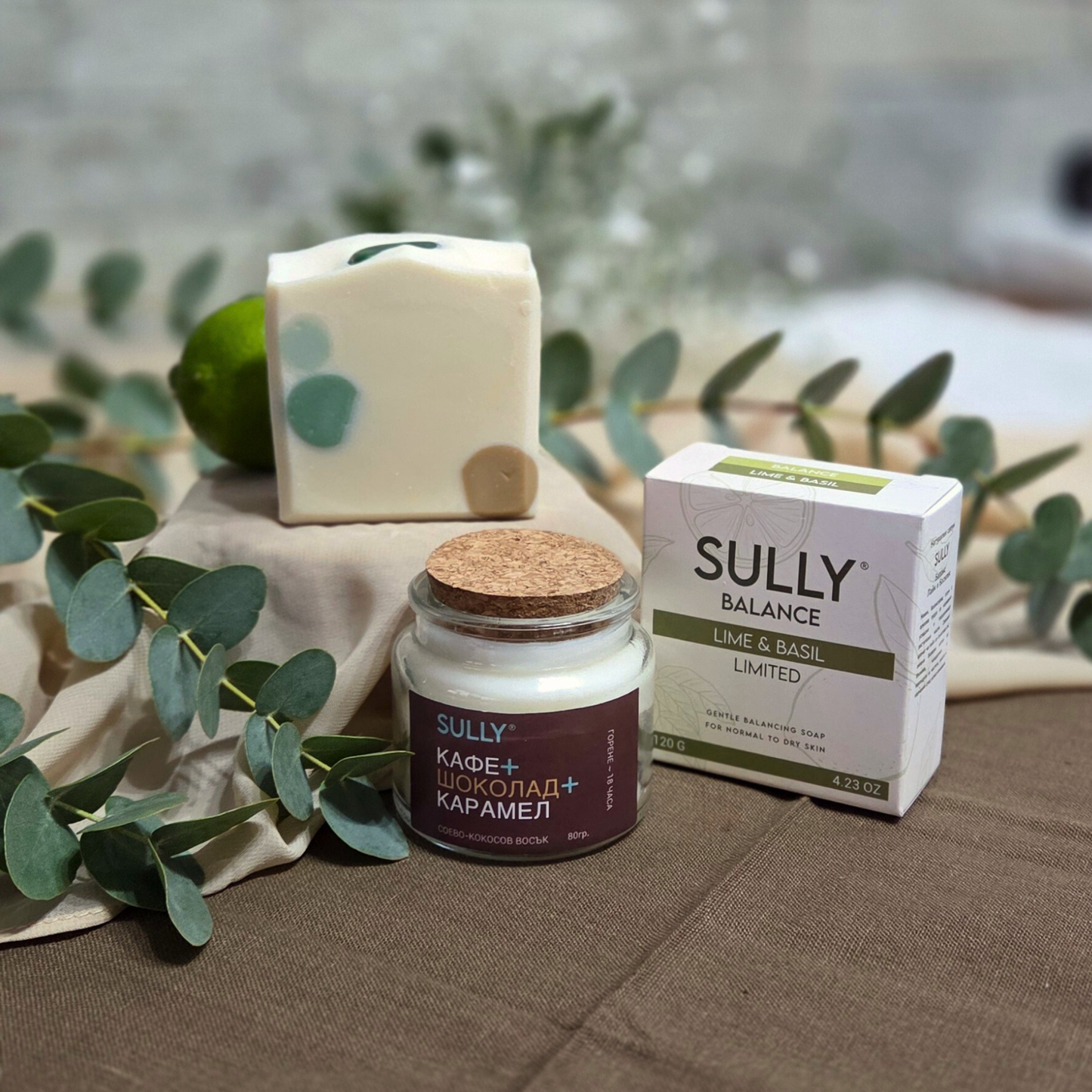 Комплект „Душ и аромат“ с кристален сапун BALANCE (лайм и босилек) и соева свещ „Кафе, шоколад и карамел“, с лайм и евкалипт на фон.