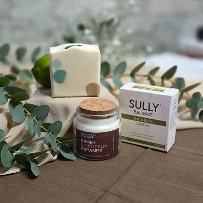 Комплект „Душ и аромат“ с кристален сапун BALANCE (лайм и босилек) и соева свещ „Кафе, шоколад и карамел“, с лайм и евкалипт на фон.