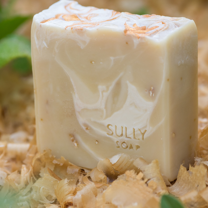 Детайл на подхранващ сапун с мед и овес „Кашмирено докосване“