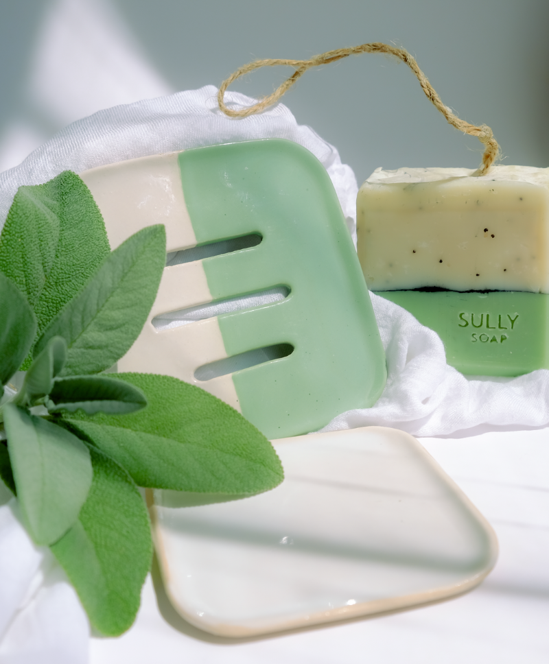 Керамична сапунерка SULLY в зелен цвят с натурален сапун
