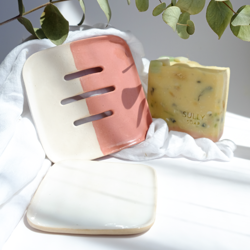 Керамична сапунерка SULLY в розов цвят с натурален сапун