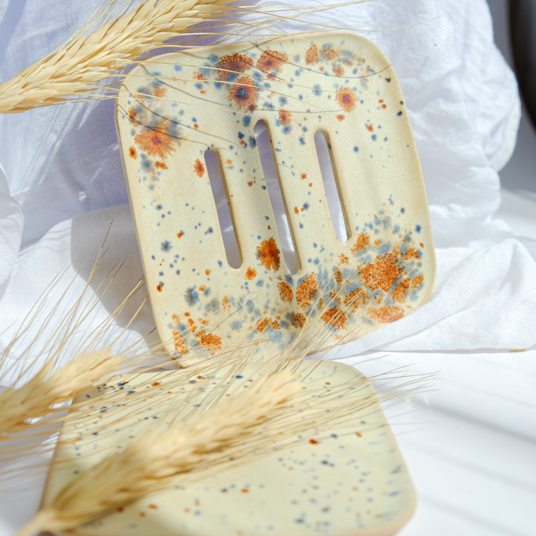 Керамична сапунерка с цветни пръски и отцеждащи отвори