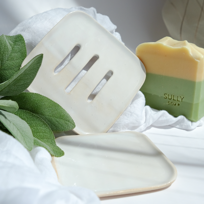 Керамична сапунерка SULLY в класически бял цвят с натурален сапун