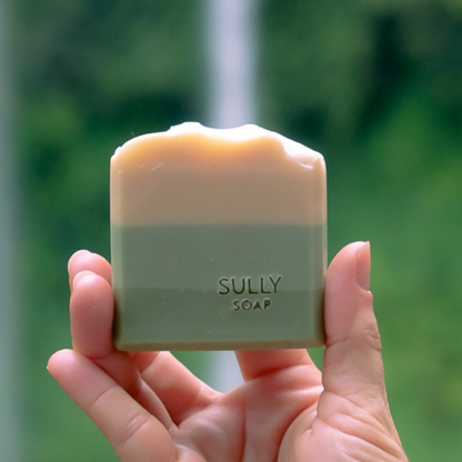 Овлажняващ сапун с авокадо „Деликатна свежест“ в естествена среда