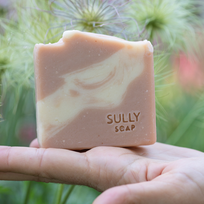 Хидратиращ сапун с козе мляко „Еуфория“ в естествена среда