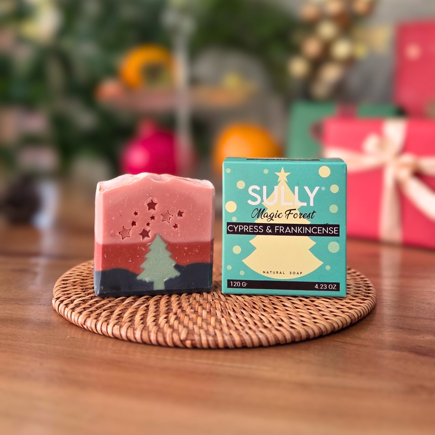 Коледен комплект „Зимна грижа“ - сапуни, свещ и керамична сапунерка