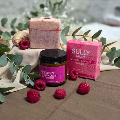 Комплект „Душ и аромат“ с кристален сапун IMPULSE (малина и джинджифил) и соева свещ „Просеко, праскови и малинки“, с малини и джинджифил на фон.