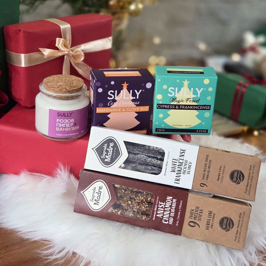 Коледен комплект „Аромат & светлина“ SULLY Naturals с два сапуна, свещ с розов пипер и ванилия и две кутии натурални ароматни пръчици.