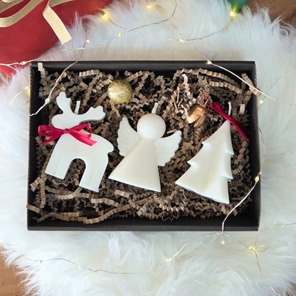 Коледен комплект свещи „Фигурки на празника“ SULLY Naturals - ангелче, еленче и елхичка в подаръчна кутия.