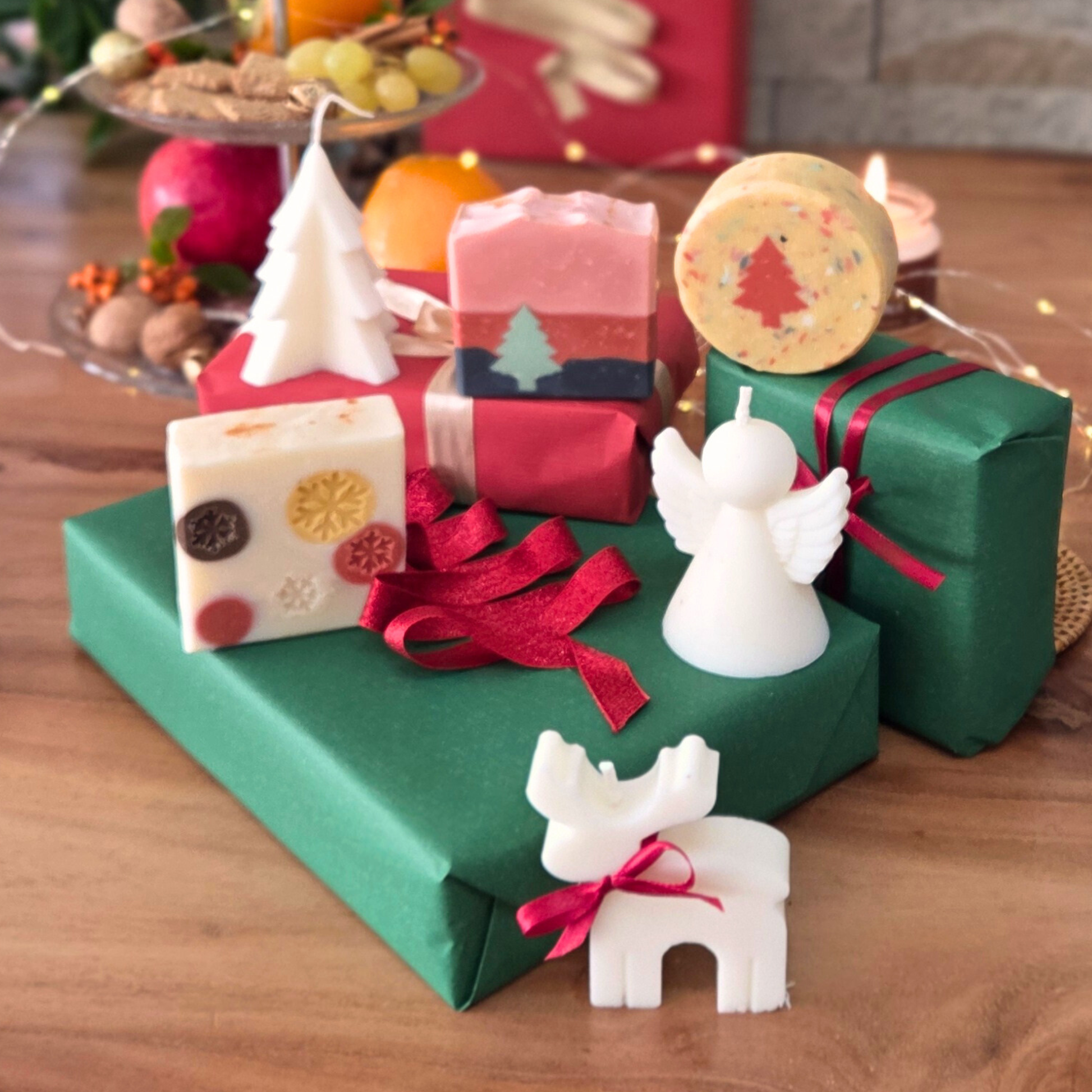 Комплект „Фигурки на празника“ SULLY Naturals - коледни свещи и сапуни подредени като подаръци.