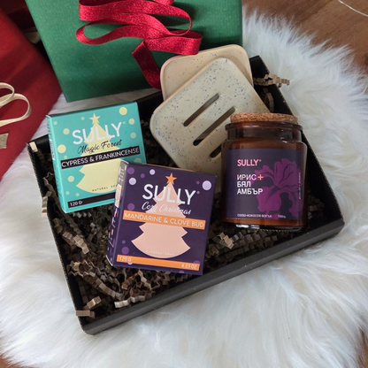 Коледен комплект „Зимна грижа“ SULLY Naturals с два сапуна, ароматна свещ „Ирис и бял амбър“ и керамична сапунерка.