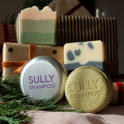 Мъжки комплект „Чист, подреден и готов за действие“ SULLY Naturals с два сапуна, твърд шампоан и метална кутийка.