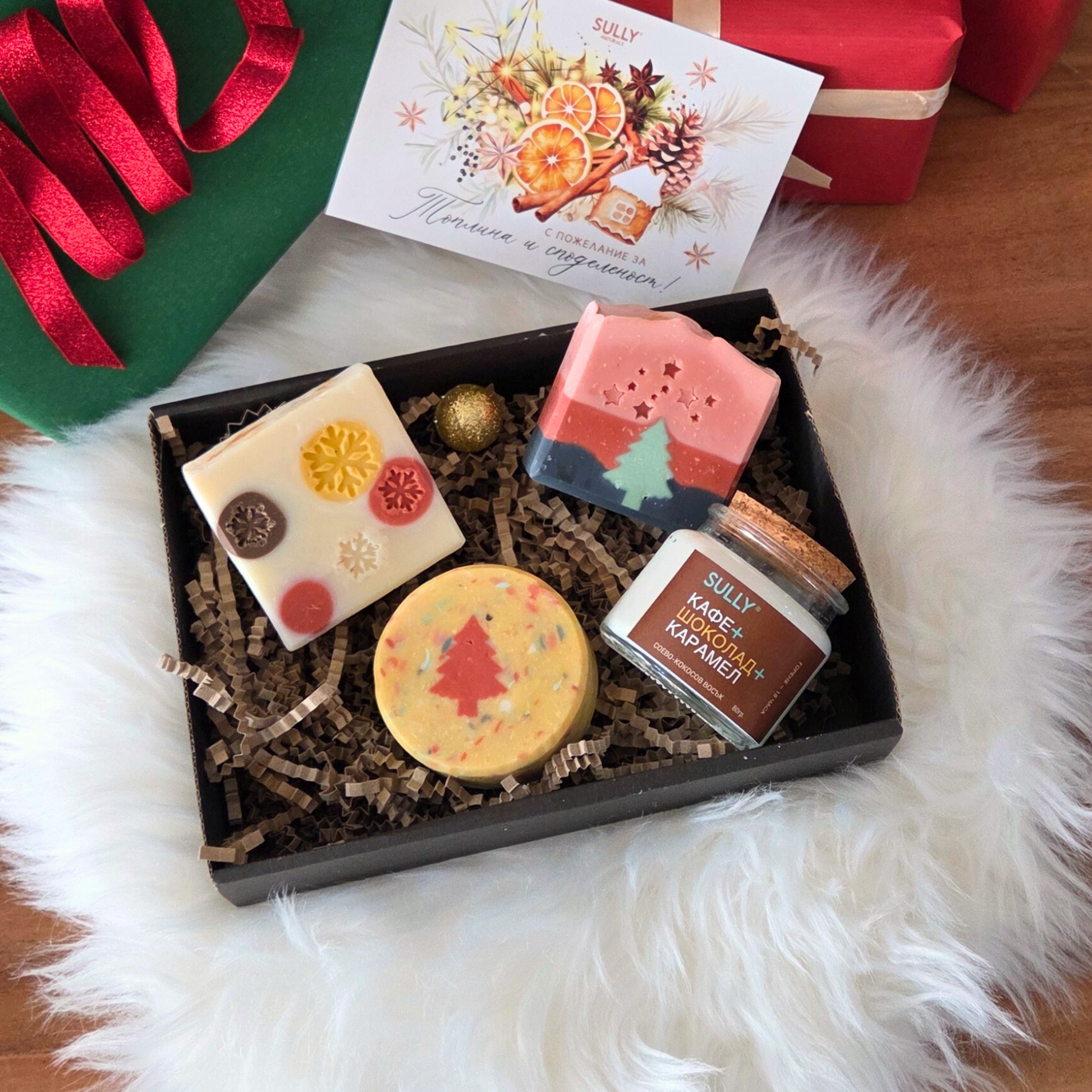 Празничен комплект „Празнично трио“ SULLY Naturals с ароматна свещ „Кафе, шоколад и карамел“ и трите сапуна.