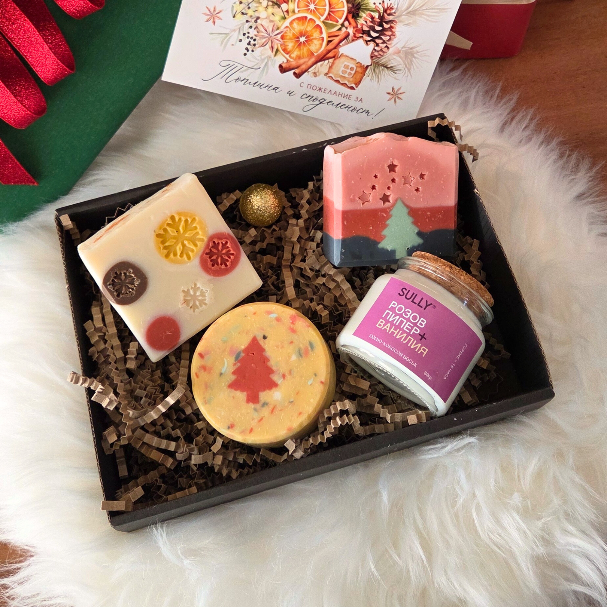 Комплект „Празнично трио“ SULLY Naturals с включена соева свещ „Розов пипер и ванилия“ и коледна картичка.
