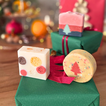 Натурални сапуни от комплекта „Празнично трио“ SULLY Naturals - Уютна Коледа, Горско вълшебство и Коледна радост.