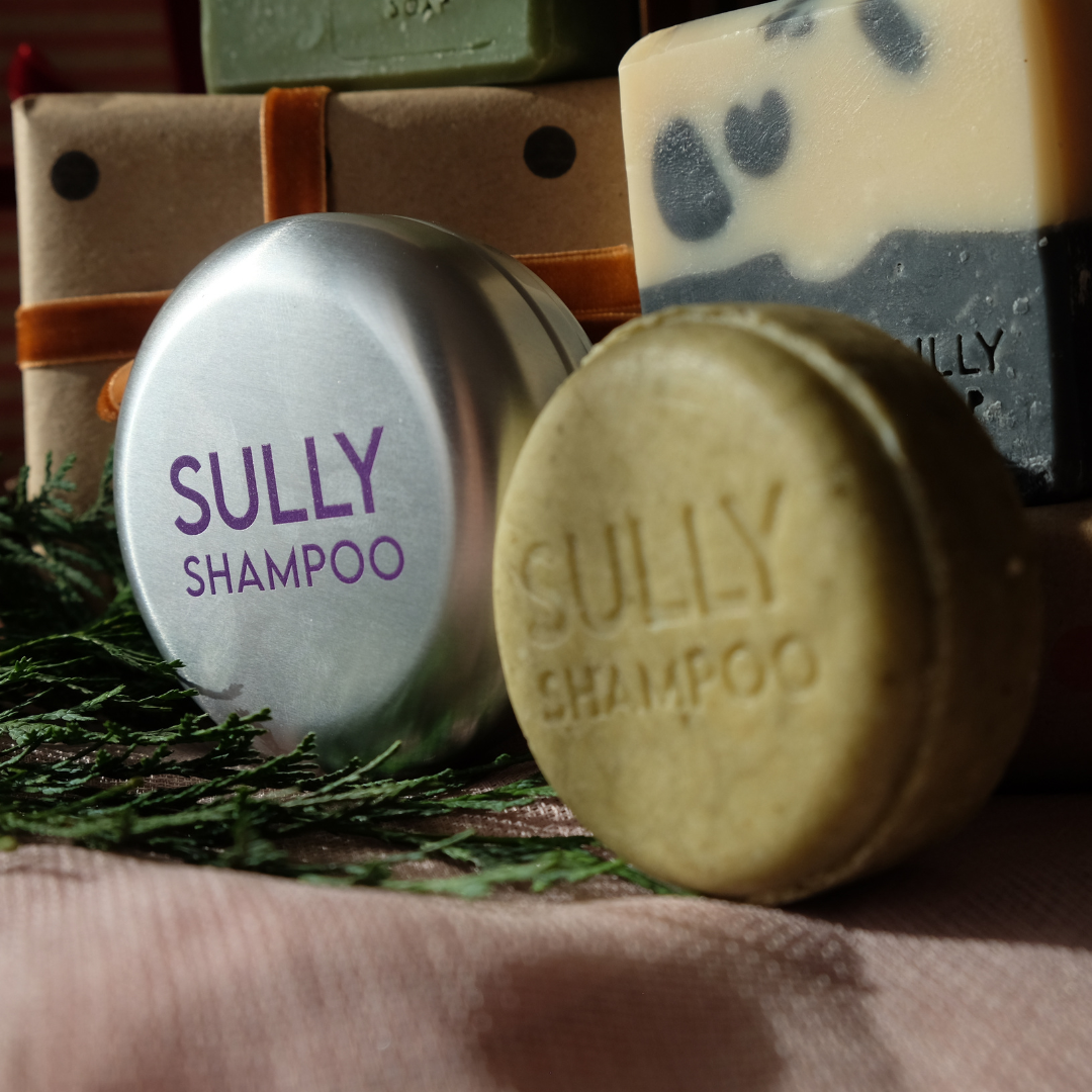 Комплект „Чист, подреден и готов за действие“ - сапуни с активен въглен и свежи аромати, подредени в празнична визия.