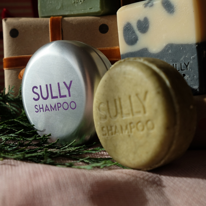 Комплект „Чист, подреден и готов за действие“ - сапуни с активен въглен и свежи аромати, подредени в празнична визия.