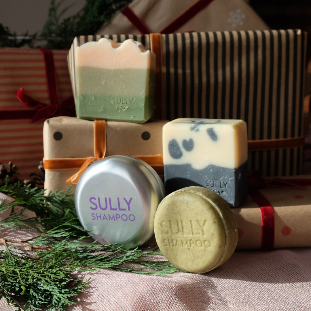 Натурален комплект за грижа SULLY Naturals с шампоан и сапуни, подходящ за пътуване и подарък.