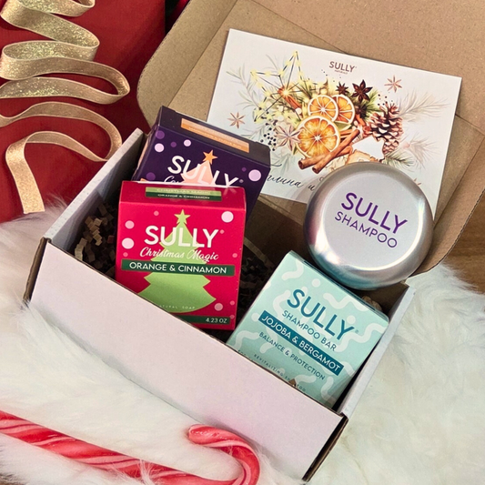Лимитиран комплект „Ритуал за коса и тяло“ SULLY Naturals с два коледни сапуна, твърд шампоан Жожоба и Бергамот и празнична картичка.
