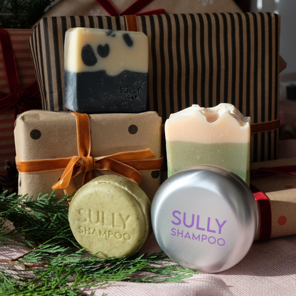 Твърд шампоан и сапуни SULLY Naturals в метална кутийка, създадени за ежедневна и пътна грижа.