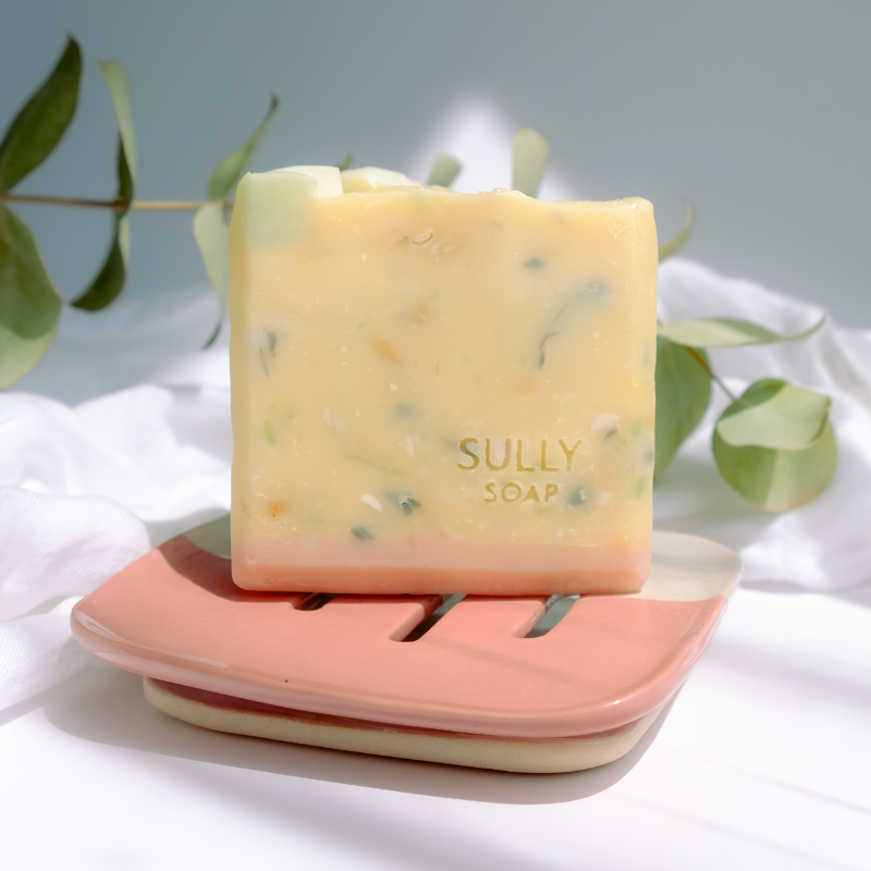 Натурален сапун SULLY върху розова керамична сапунерка
