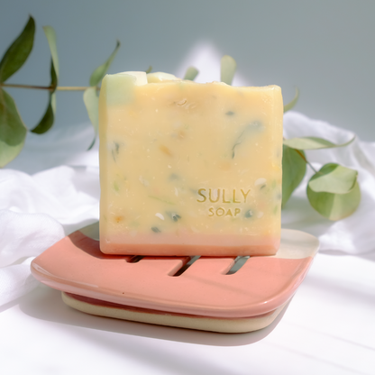 Натурален сапун SULLY върху розова керамична сапунерка