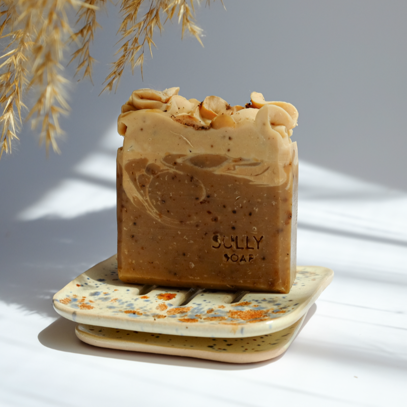 Натурален сапун SULLY върху керамична сапунерка с шарен ефект