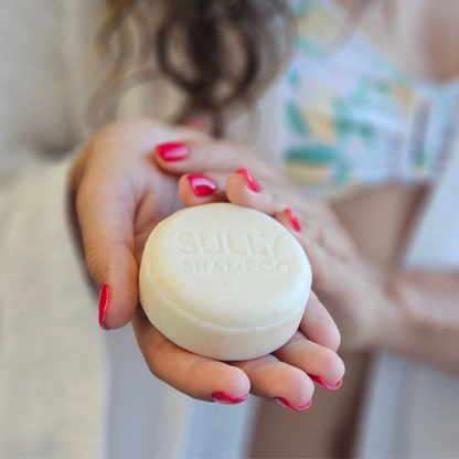 Твърд шампоан SULLY в ръка –-нежен, без сулфати, подходящ за суха и чувствителна коса