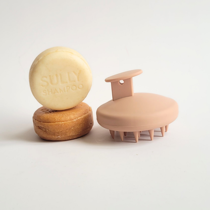 Твърд шампоан SULLY и силиконов масажор за скалп, подредени един до друг върху светъл фон