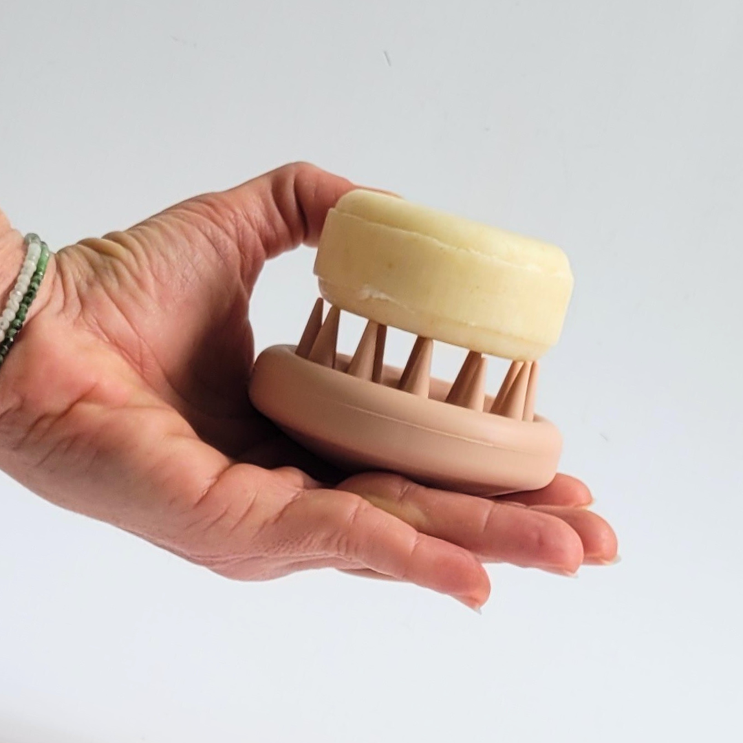 Твърд шампоан SULLY и силиконов масажор за скалп, държани в ръка