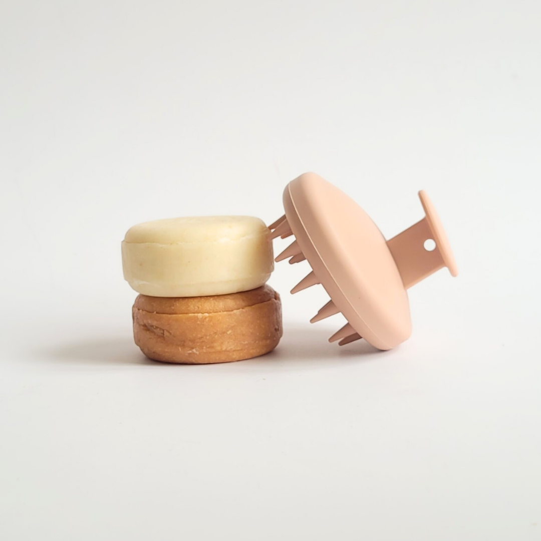 Комплект твърд шампоан SULLY и силиконов масажор за скалп, подредени върху светъл фон