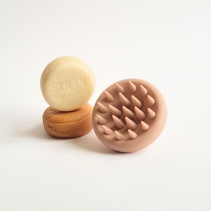 Комплект твърд шампоан SULLY и силиконов масажор за скалп върху светъл фон