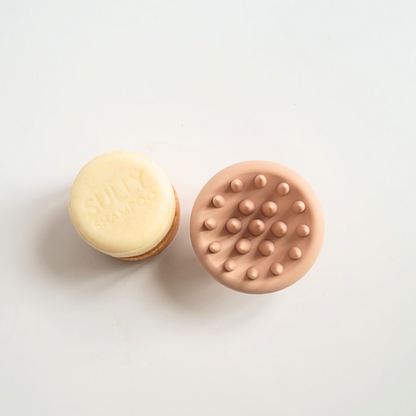 Твърд шампоан SULLY и силиконов масажор за скалп, поглед отгоре върху светъл фон