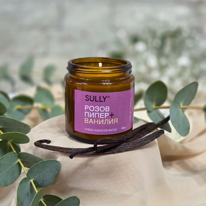 Соева ароматна свещ SULLY „Розов пипер и ванилия“ 80 г върху плат с ванилови шушулки и евкалипт на нежен фон